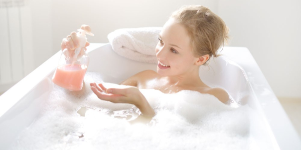 洗发水、沐浴露五颜六色，为什么揉出来的泡沫都是白色的？